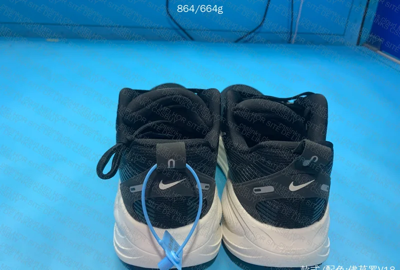Nike Vomero 18 Sneakers