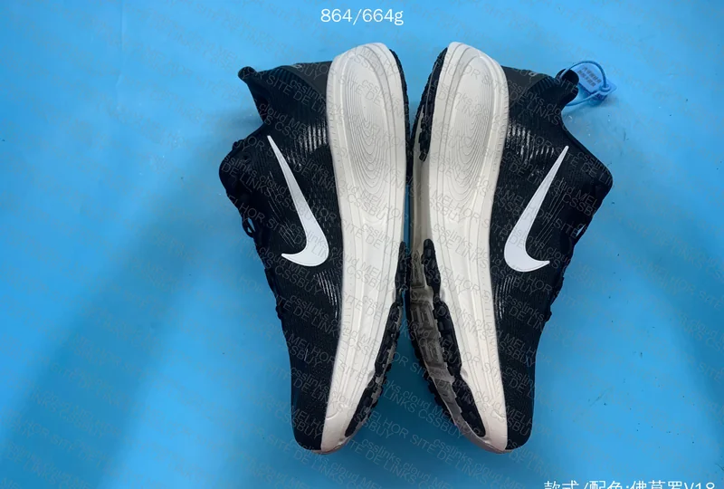 Nike Vomero 18 Sneakers 2