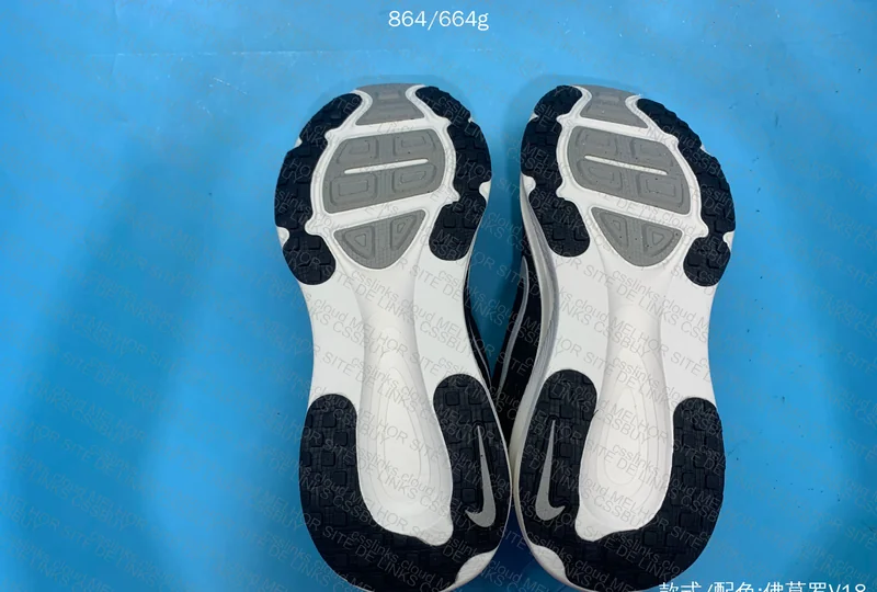 Nike Vomero 18 Sneakers 4