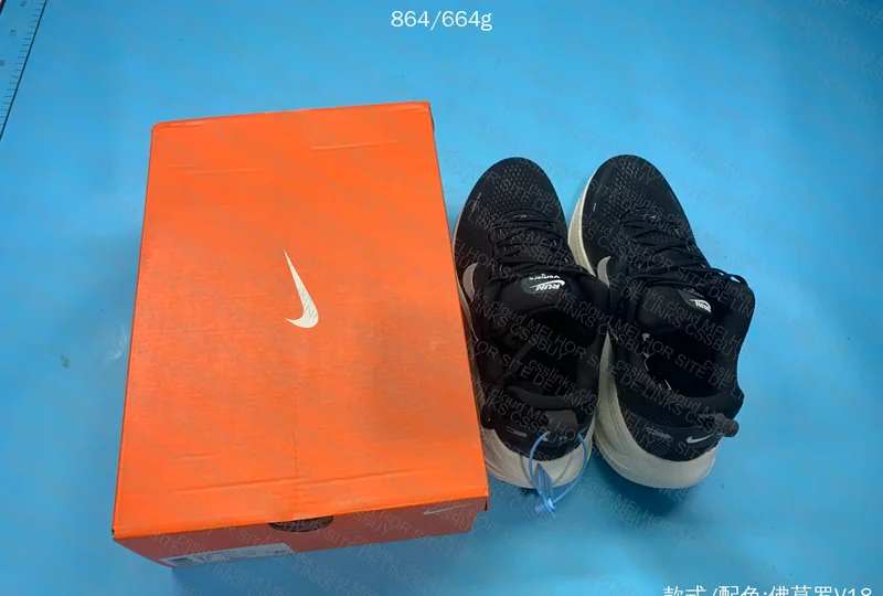 Nike Vomero 18 Sneakers 6