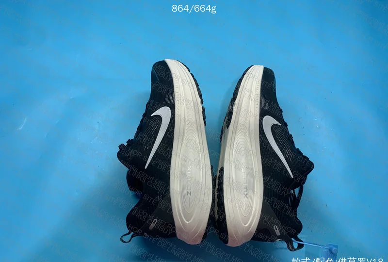 Nike Vomero 18 Sneakers 7