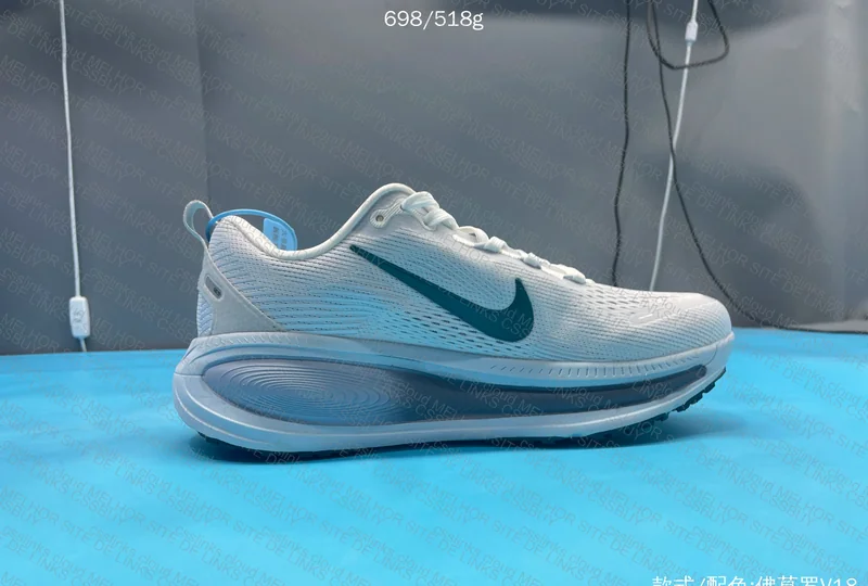 Nike Vomero 18 Sneakers 3