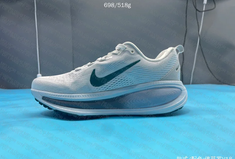 Nike Vomero 18 Sneakers 4