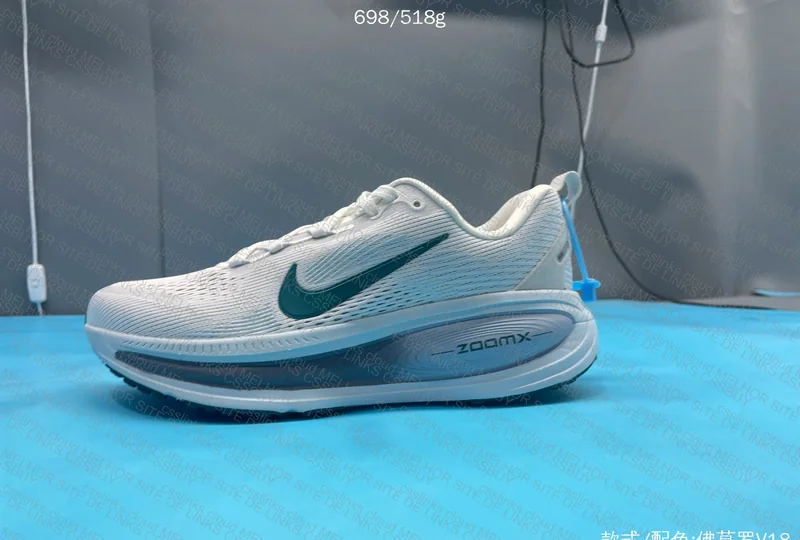 Nike Vomero 18 Sneakers 5