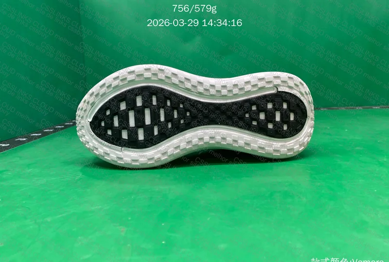 Tênis Nike Vomero Plus 4