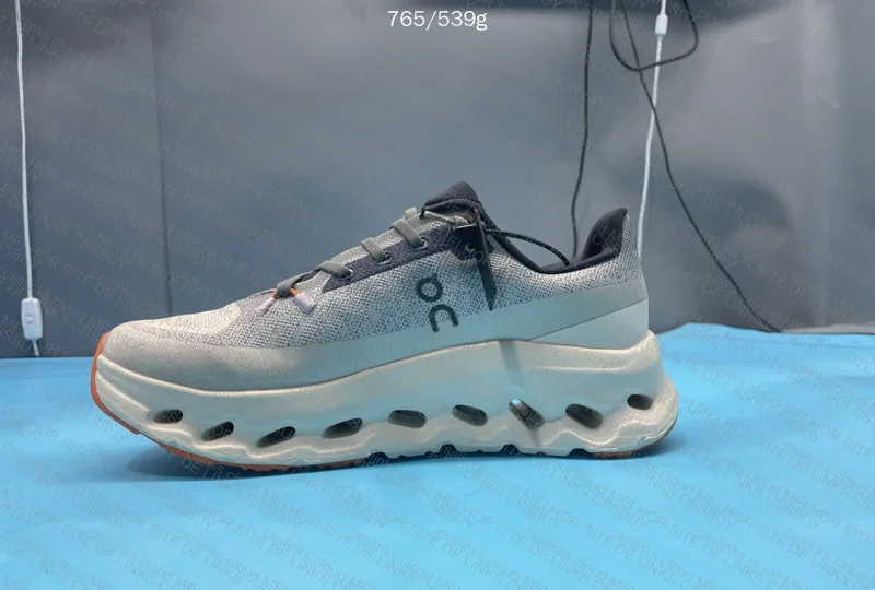 ON Sneakers 4