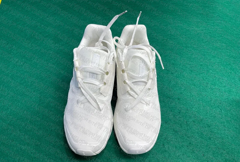 ON Sneakers 3