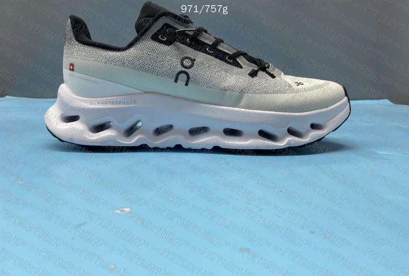 ON Cloudtilt Sneakers 4