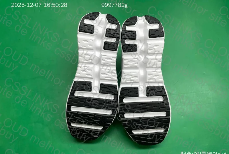 ON Cloudtilt Sneakers 3