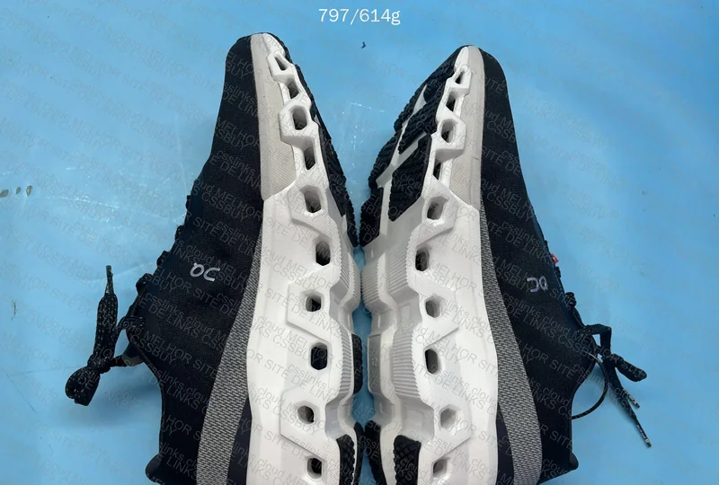 On Running Sneakers 3
