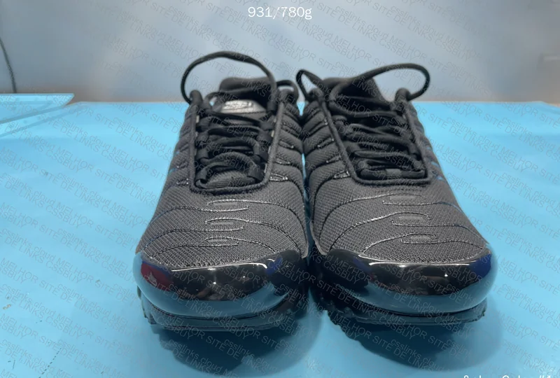 TN Sneakers 3