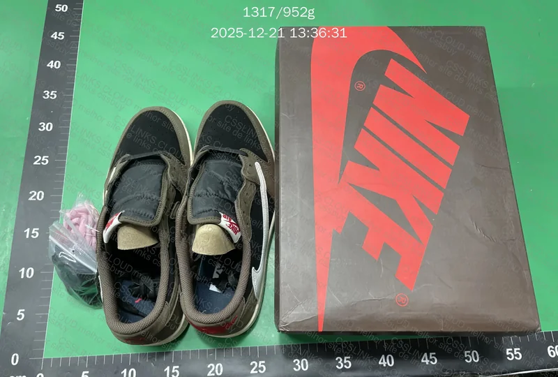 Travis Scott x Air Jordan 1 Low Retro SP Dark Mocha Sneakers