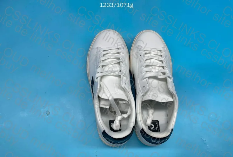 Veja YOLO Sneakers - Help 2