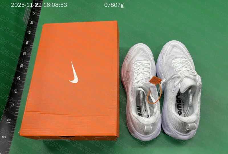 Vomero Plus Sneakers
