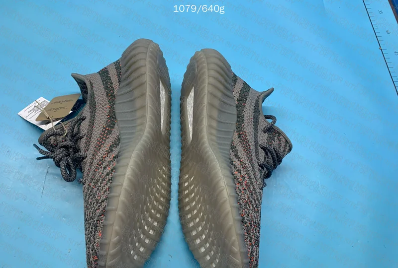 Yeezy Beluga FC BATCH Sneakers 7