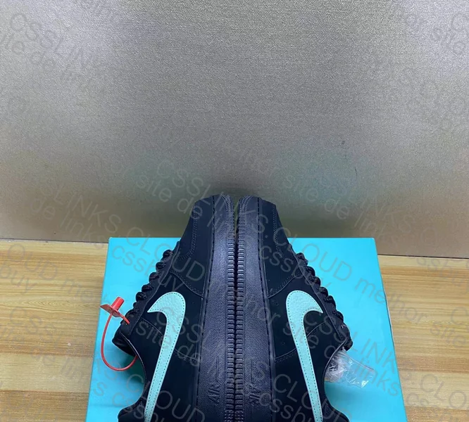 Tiffany & Co. x Nike Air Force 1 Low 1837 4