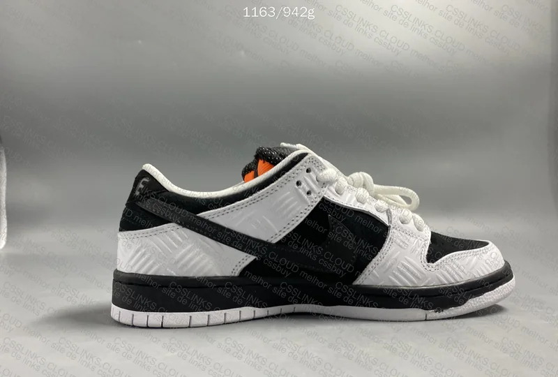 TIGHTBOOTH x NK Dunk SB Low 3