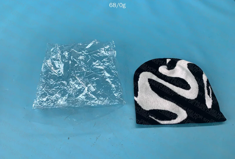 Black and White Y2K Beanie (7 reais)