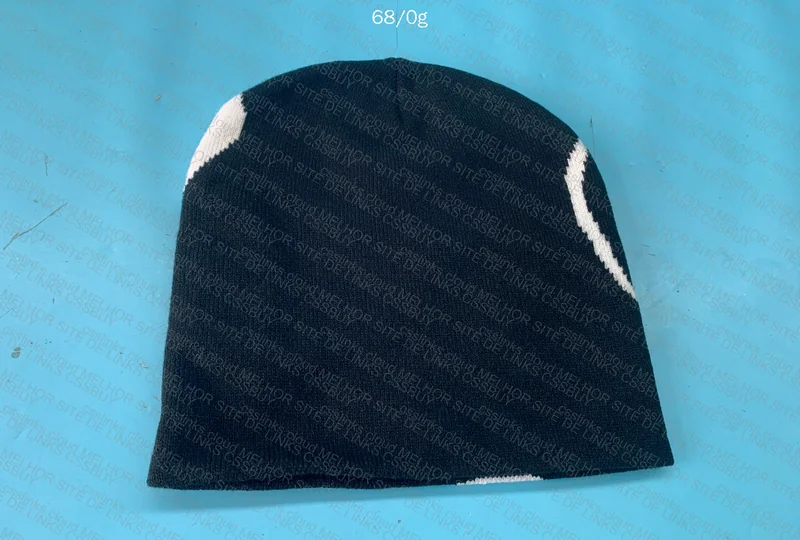 Black and White Y2K Beanie (7 reais) 2