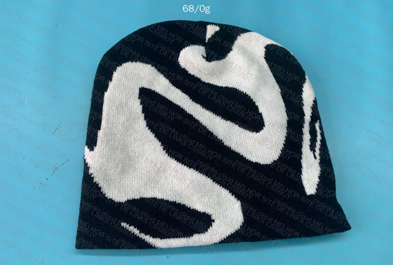 Black and White Y2K Beanie (7 reais) 3