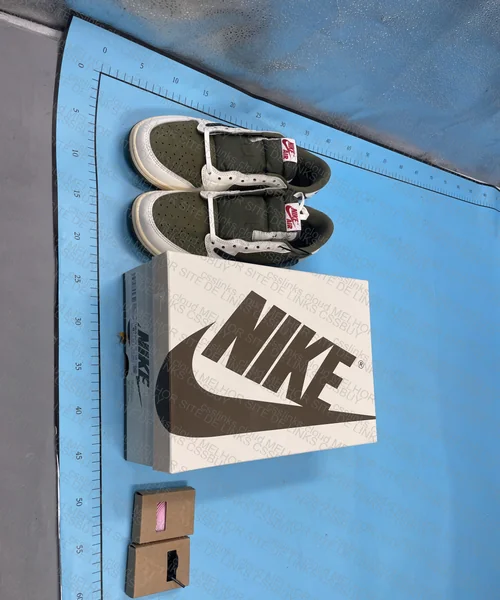 Travis Scott x Air Jordan 1 Low Medium Olive 7
