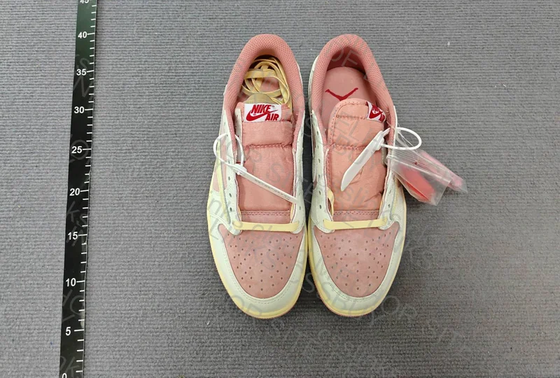 TRAVIS SCOTT X AIR JORDAN 1 LOW OG SHY PINK 4
