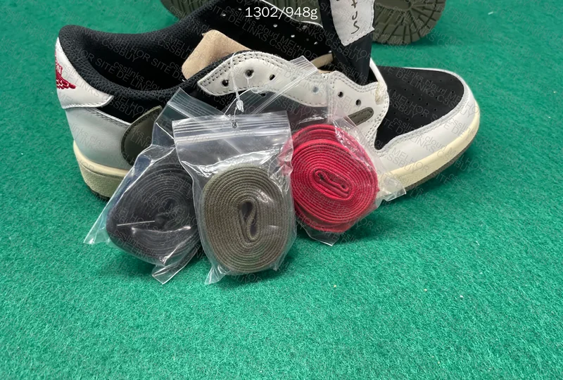 Travis Scott x Air Jordan 1 Low Olive 2