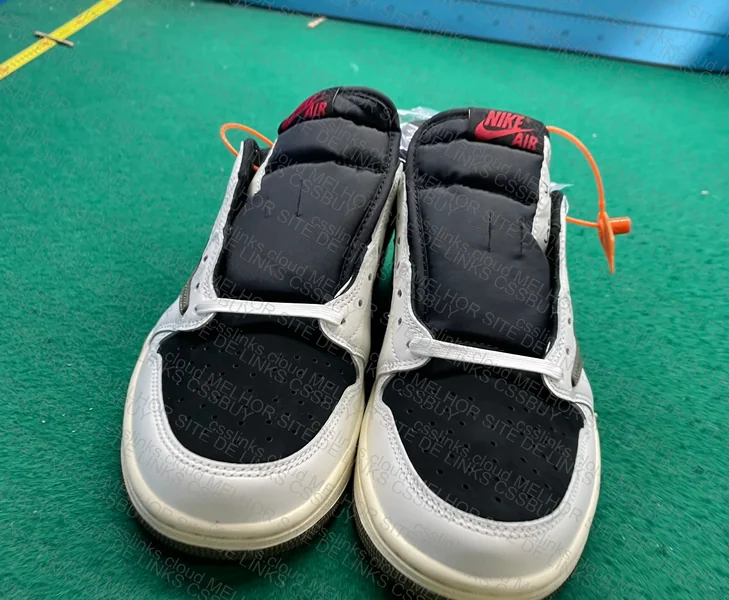 Travis Scott x Air Jordan 1 Low Olive 2