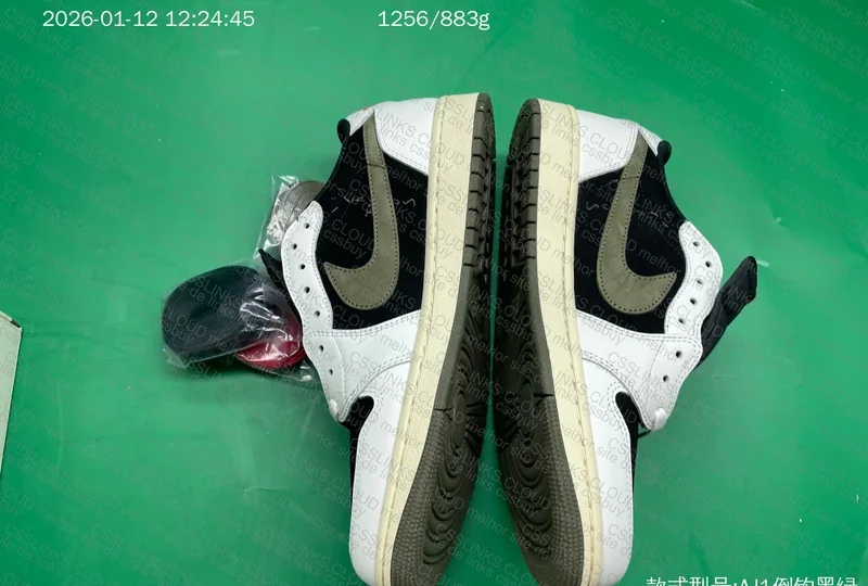 Travis Scott x Air Jordan 1 Low Olive 2