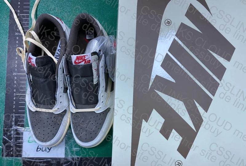 Travis Scott x Air Jordan 1 Low Reverse Mocha 3