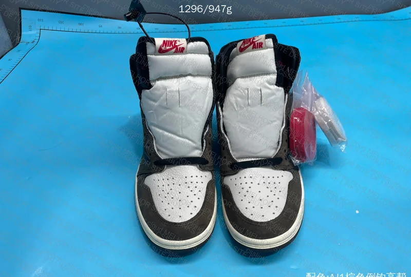 Travis Scott x Air Jordan 1 Retro High Dark Mocha 2