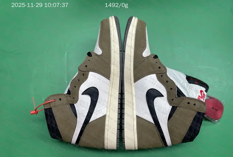 Travis Scott x Air Jordan 1 Retro High Dark Mocha 3