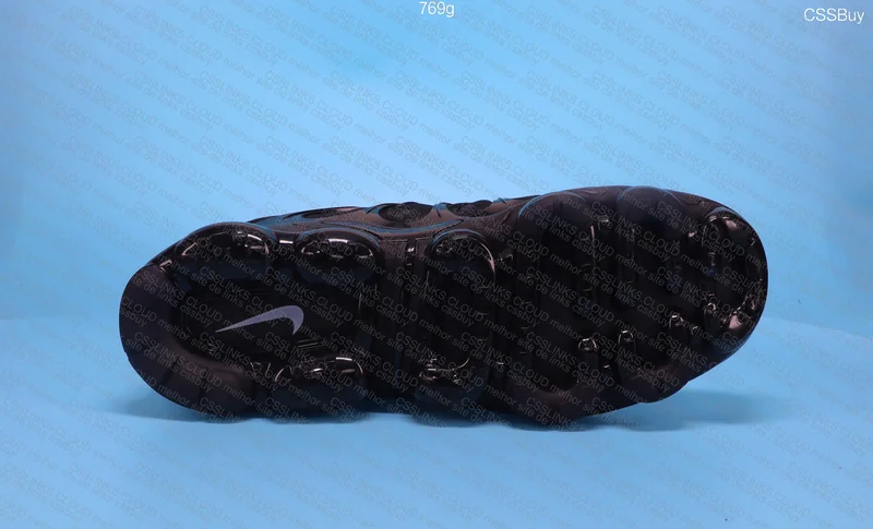 Vapor max plus triple black 4