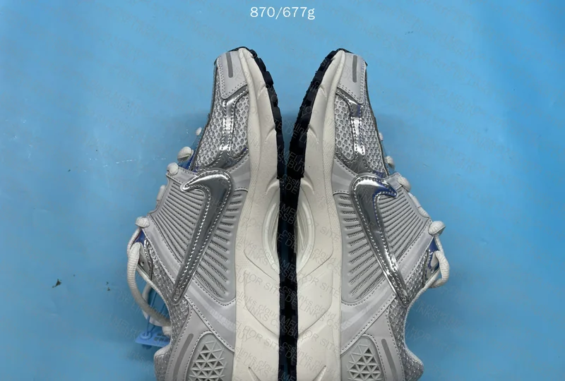 Vomero 5 Photon Dust Metallic Silver 4