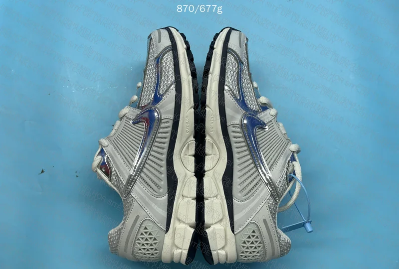 Vomero 5 Photon Dust Metallic Silver 7
