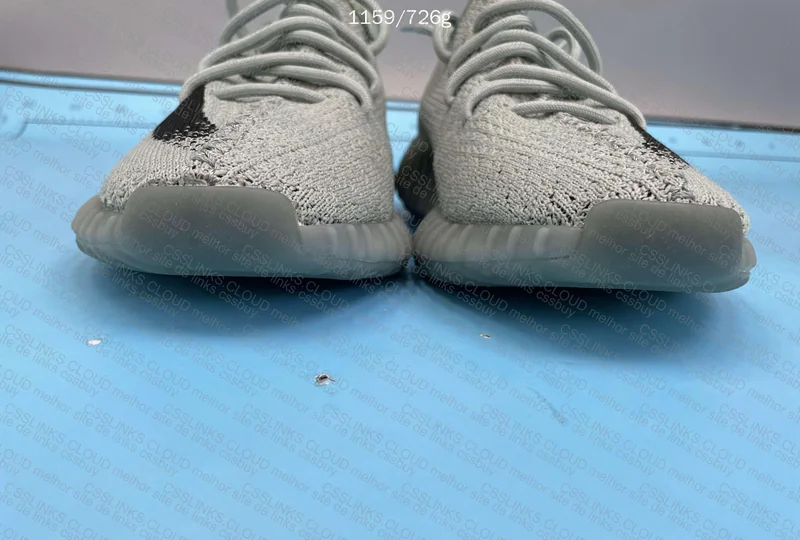 YEEEZY 350 (suposto LW B) 2