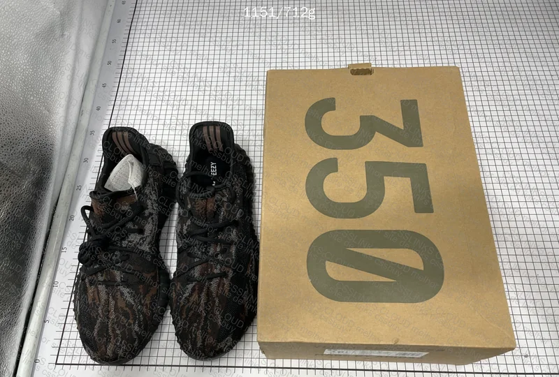 YEEZY 350 - BLINDBOX 3