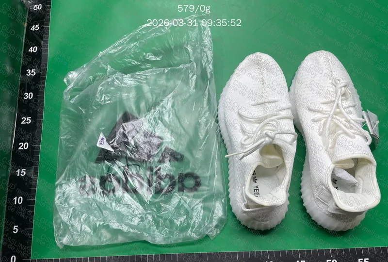 Yeezy 350 Branco 3