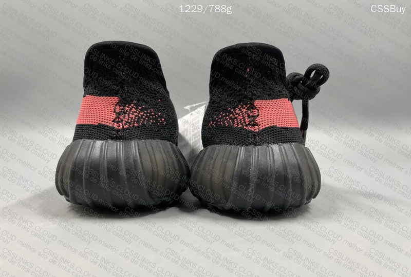 Yeezy 350 Core Black Red e Cloud White 6