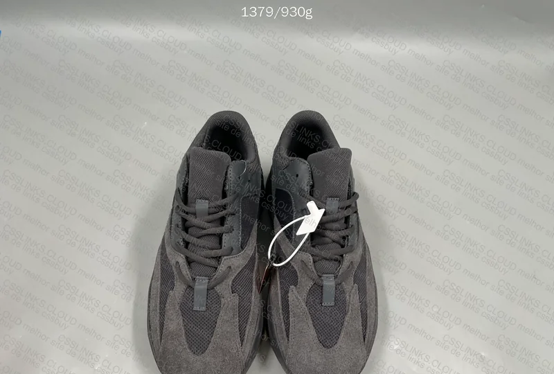 Yeezy 350 e 700 5