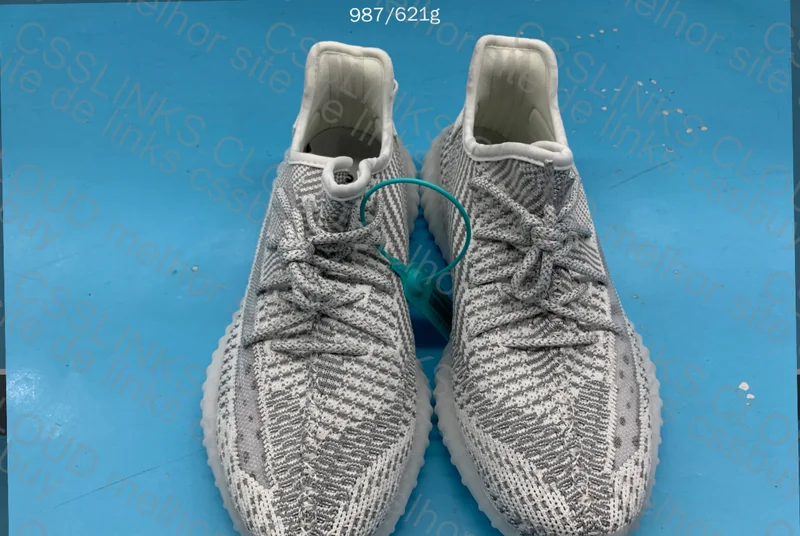 YEEZY 350 V2 2