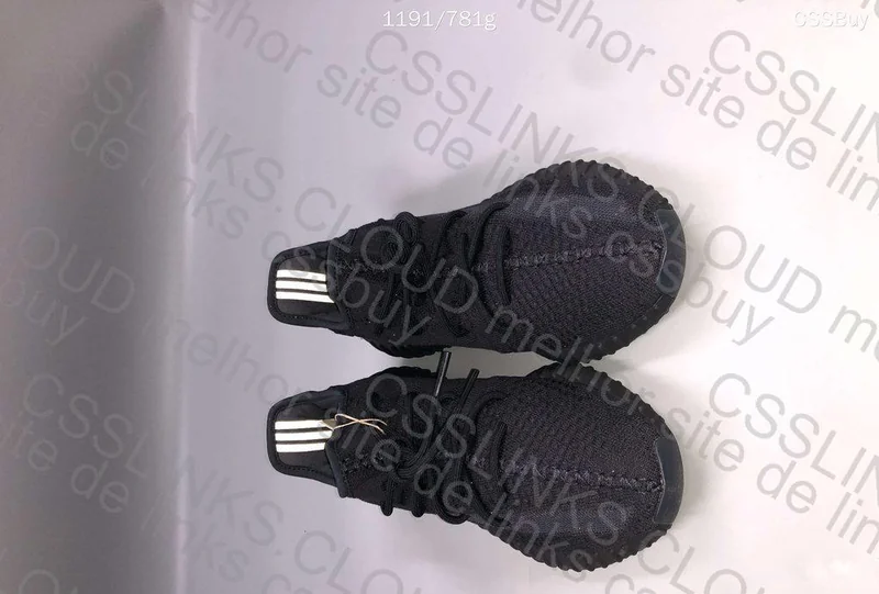 yeezy 350 v2 BLACK