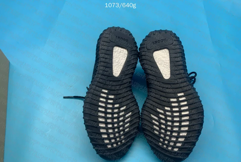 Yeezy 350 V2 - Black Onyx 4