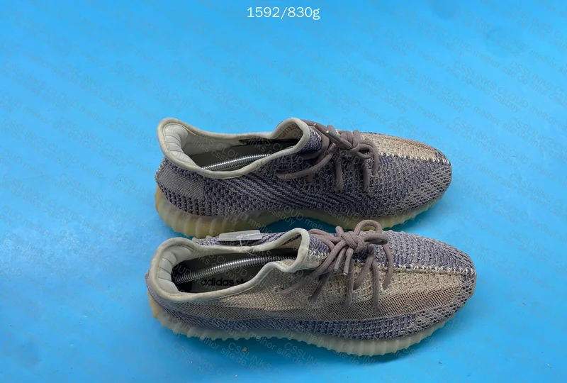 Yeezy 350 v2 (blind box) 2
