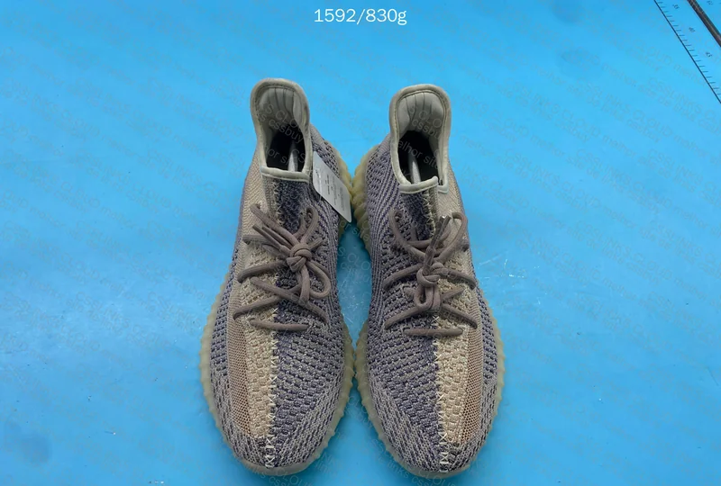 Yeezy 350 v2 (blind box) 3