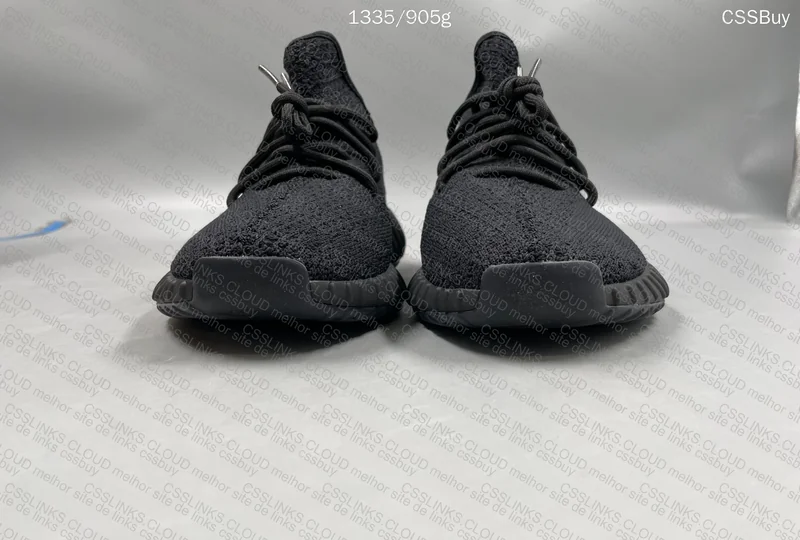 YEEZY 350 V2 Bred