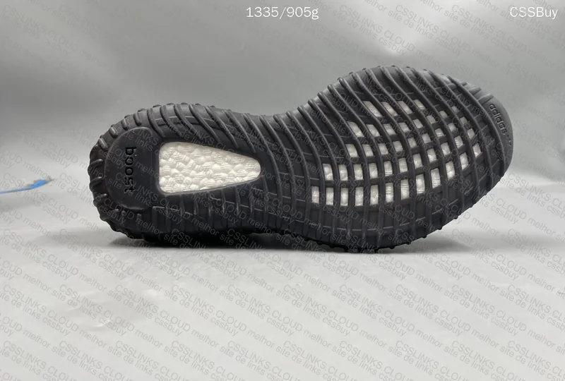 YEEZY 350 V2 Bred 4
