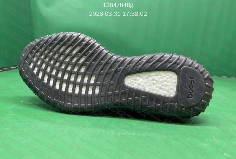 Yeezy 350 V2 Bred | LW 7