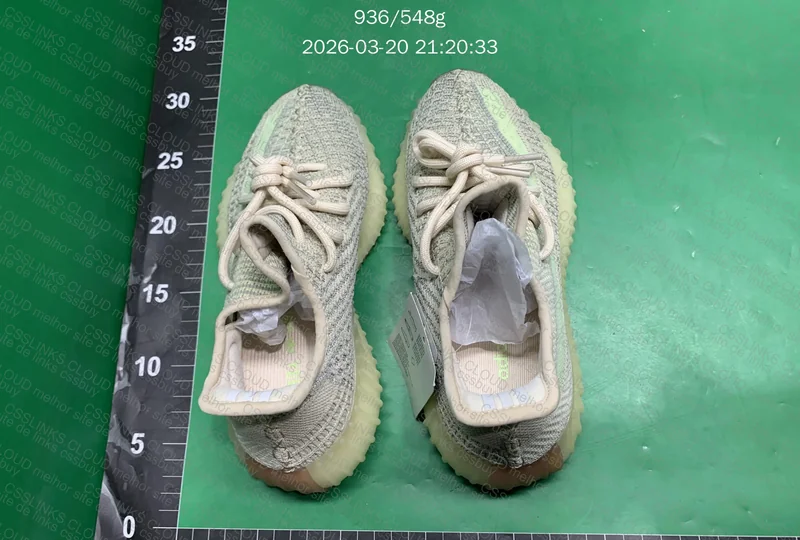 Yeezy 350 v2 Citrin - Blind Box
