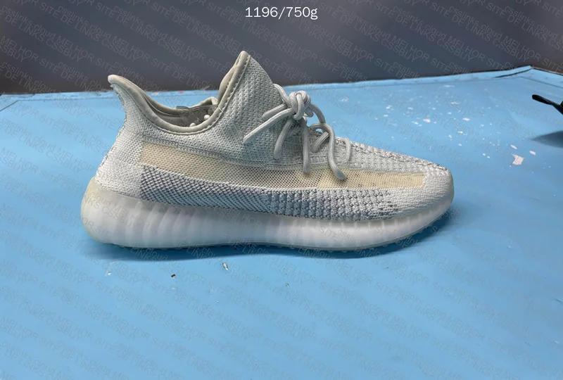 Yeezy 350 V2 “OG” Cloud White 4